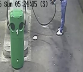 “فيديو” شاهد محاولة شاب إشعال النار في نفسه في محطة للوقود