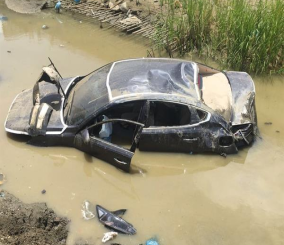 “فيديو” شاهد سقوط سيارة من أعلى جسر بنفق المعارض بخميس مشيط