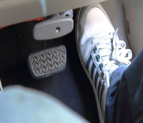 ما الأسباب التي تؤدي إلى صدور صوت “ونة” عند الضغط على دواسة الوقود؟