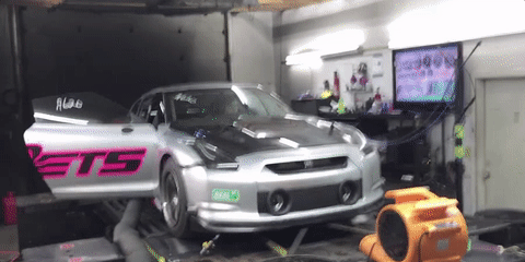 [بالفيديو] نيسان GT-R بقوة 2,700 حصان تنفث النيران أثناء تجربتها 2