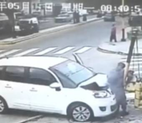 “فيديو”شاهد لحظة دهس سائق متهور لأحد المشاة على الرصيف