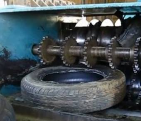 “فيديو” شاهد كيف يتم سحق الإطارات التالفة وفرمها قبل إعادة استخدامها