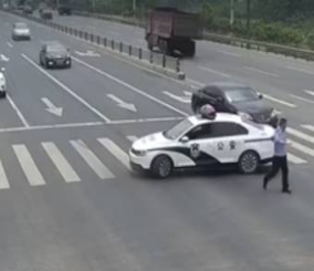 “فيديو” شاهد أحد رجال الشرطة بالصين يوقف السير لهذا السبب الإنساني