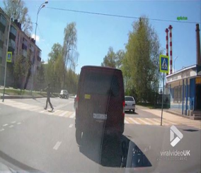 “فيديو”شاهد رجلا ينجو من الدهس بأعجوبة