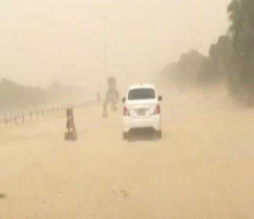 “فيديو”شاهد رمال كثيفة وأتربة تغطي طريق الدمام المؤدي إلى مطار الملك فهد