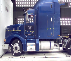 “فيديو” شاهد اختبار تصادم لشاحنة عملاقة !!