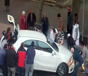 “فيديو” شاهد 15 شخصا ينقذون طفلا من تحت عجلات سيارة