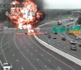 “فيديو” شاهد سائق يقود سيارته عكس الطريق ويتسبب بانفجار ضخم يقتله