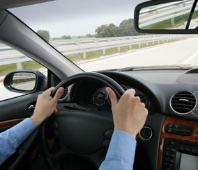 تحذيرات من اتخاذ وضعية أثناء قيادة السيارة تميل إلى الاستلقاء أكثر منها للجلوس