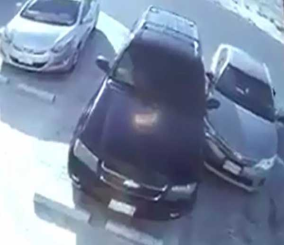 “فيديو” شاهد بعد عدة محاولات للخروج من الموقف سائق يتسبب في تحطيم سيارته