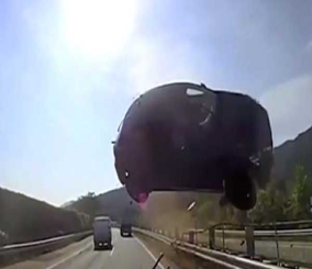 “فيديو” شاهد لحظة “طيران” مركبة كانت تسير بسرعة جنونية قبل اصطدامها بمقدمة حافلة