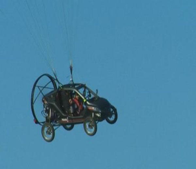 “فيديو” شاهد طيار فرنسي يطير بسيارة طائرة سعياً لعبور القنال الإنجليزي