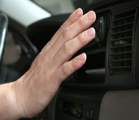 ما هي أسباب مشكلة المكيف الحار في السيارة ؟