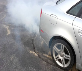تعرف على حلّ مشكلة الدخان الأبيض الذي يخرج من السيارة