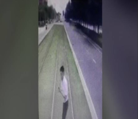 “فيديو” شاهد ترام يدهس رجلا منشغلا بجواله في الصين