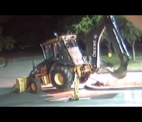 “فيديو” شاهد لص يحاول سرقة صراف آلي باستخدام جرافة