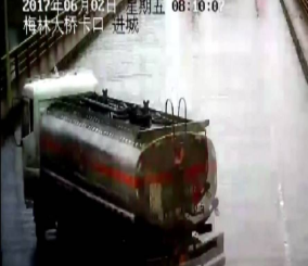 “فيديو” شاهد سائق شاحنة الصهريج يفقد السيطرة ويسقط عن الجسر من ارتفاع 40 متراً