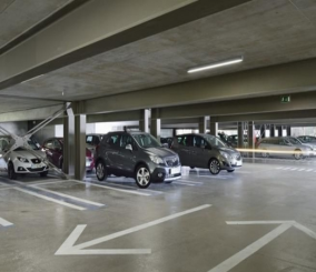 6 نصائح فعّالة من شأنها أن تزيد أمان سيارتك عند استعمالك للمواقف المغلقة