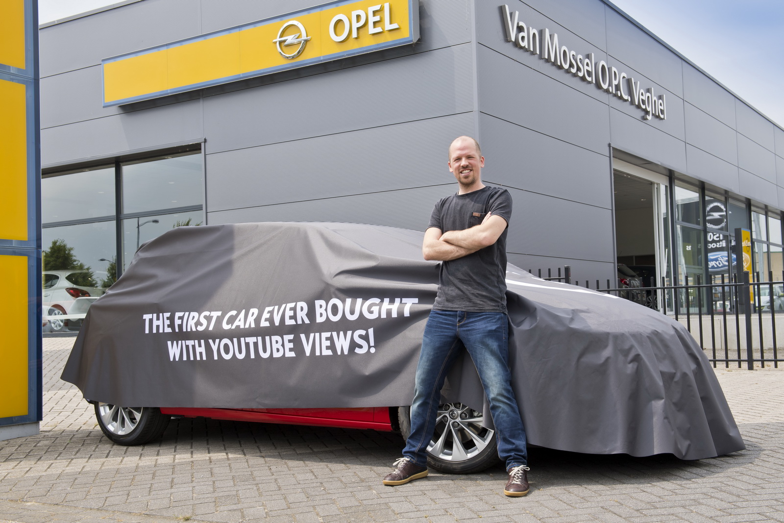 شخص يفوز بأوبل أسترا جديدة بسبب مقطع نشره بيوتيوب! شخص يفوز بأوبل أسترا جديدة بسبب مقطع نشره بيوتيوب! 1