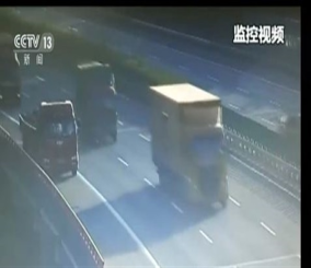 “فيديو” شاهد لحظة اصطدام مروع على أحد الطرق السريعة بالصين