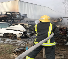 الدِّفَاع الْمَدَنِيّ بخميس مشيط يباشر حريق في مجموعة من السيارات