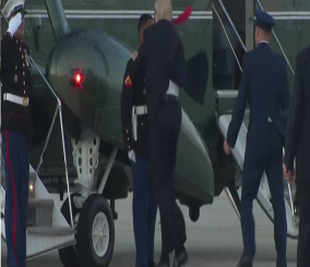 “فيديو” شاهد موقف جديد للرئيس الأمريكي دونالد ترامب قبل ركوب الطائرة