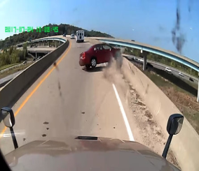 “فيديو” شاهد حادث تحطم تويوتا كورولا عل أحد الطرق السريعة لأمريكا