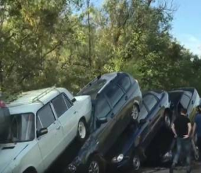 “فيديو” شاهد سلسلة من الحوادث الجماعية بسبب طوفان طيني