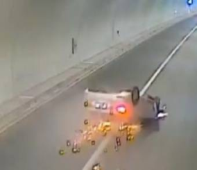 “فيديو” شاهد سائق يفقد السيطرة على سيارته فتنقلب بسبب عدم ارتدائه الحذاء