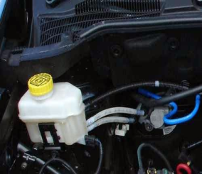 لماذا يجب تغيير زيت الفرامل في السيارة؟