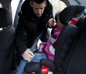 الطريقة الصحيحة لربط حزام الأمان على مقعد الأطفال
