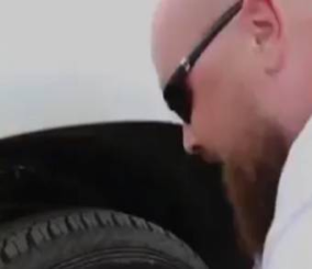 “فيديو” شاهد أحد المحترفين في تقنيات سرقة السيارات الحديثة وهو يستعرض أحدث الأجهزة وهو يستعرض أحدث الأجهزة في سرقة السيارات