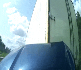 “فيديو” شاهد توثيق حالة تصادم بين سيارة وشاحنة على طريق سريع