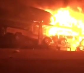 “فيديو” شاهد احتراق شاحنة نقل سيارات بطريق “الرين- بيشة” بالكامل