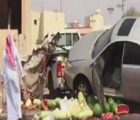 “فيديو” شاهد حادث اصطدام سائق سيارة ببائع بطيخ بسبب انشغال السائق بالهاتف في حائل