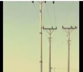 “فيديو” شاهد أعمدة تتوسط أحد الطرق شمال الرياض مما يهدد المارة