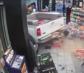 “فيديو” شاهد سيارة تقتحم صراف آلي في أحد المراكز التجارية
