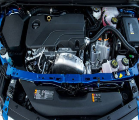 ما الذي يؤدي إلى رجة في السيارة عند الضغط على دواسة البنزين؟