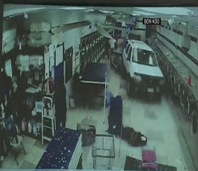 “فيديو” شاهد سيارة تدمر واجهة مغسلة في نيويورك بعدما فقد سائقها السيطرة