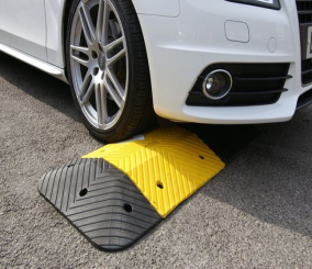 ما سبب صوت طقطقة في السيارة من الأمام عند المطبات؟