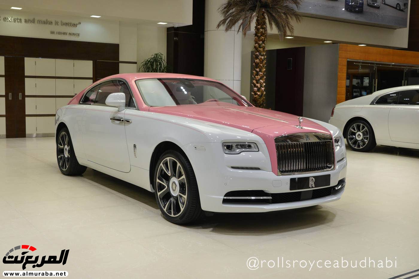 رولز رويس رايث بطلاء وردي وأبيض معروضة في أبو ظبي 1