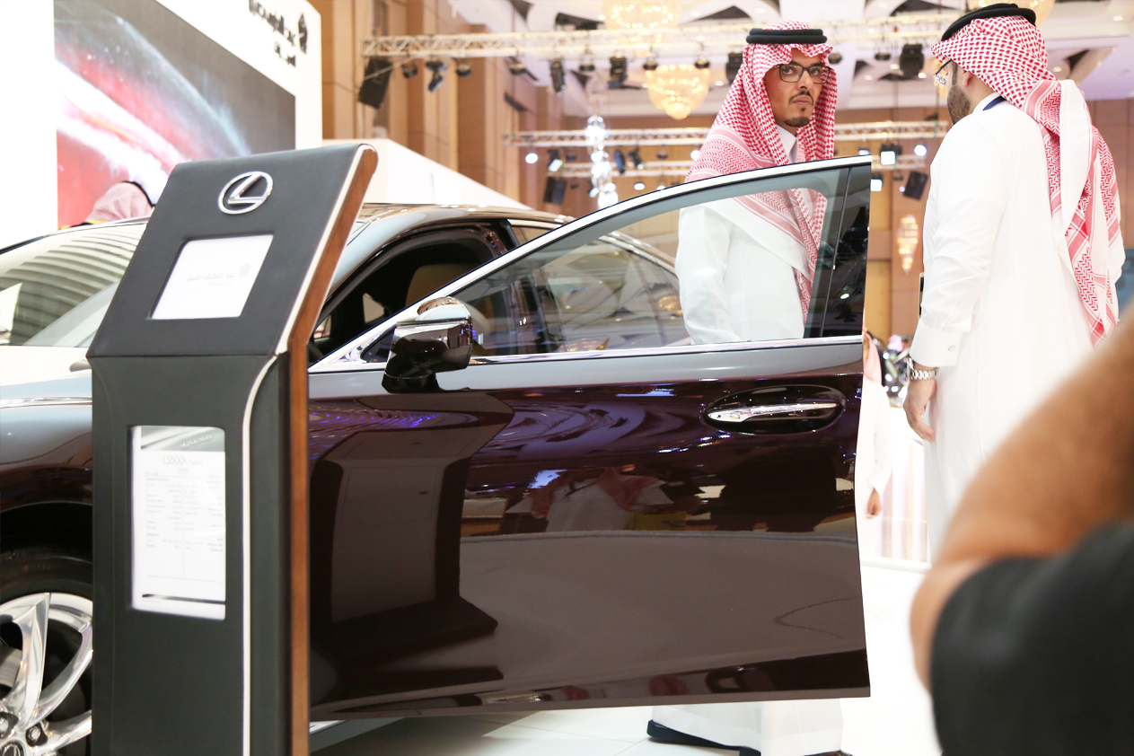 لكزس LS 500 تبهر عشاق الفخامة في معرض السيارات الفاخرة في الرياض لكزس LS 500 تبهر عشاق الفخامة في معرض السيارات الفاخرة في الرياض 3