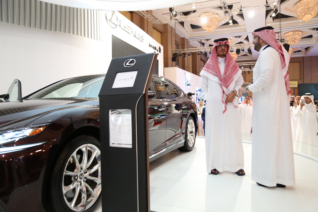 لكزس LS 500 تبهر عشاق الفخامة في معرض السيارات الفاخرة في الرياض لكزس LS 500 تبهر عشاق الفخامة في معرض السيارات الفاخرة في الرياض 4