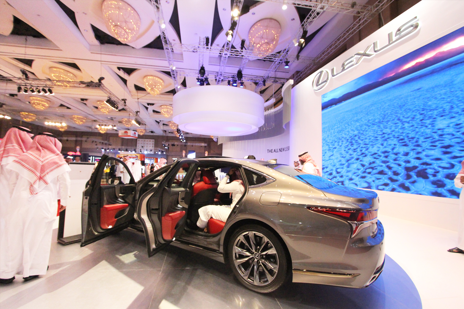 لكزس LS 500 تبهر عشاق الفخامة في معرض السيارات الفاخرة في الرياض لكزس LS 500 تبهر عشاق الفخامة في معرض السيارات الفاخرة في الرياض 16