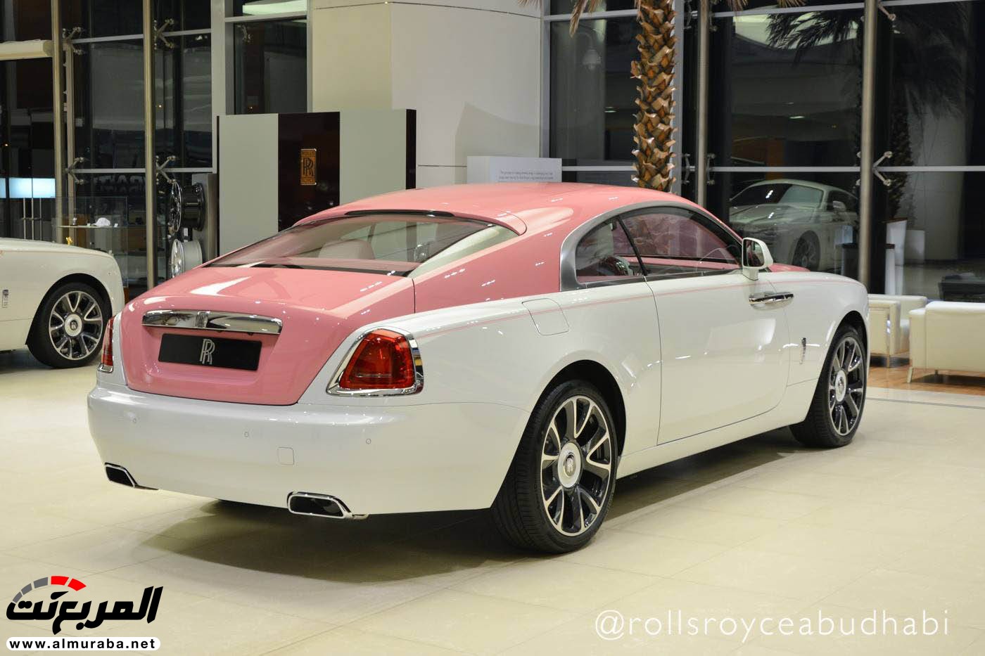 رولز رويس رايث بطلاء وردي وأبيض معروضة في أبو ظبي 2