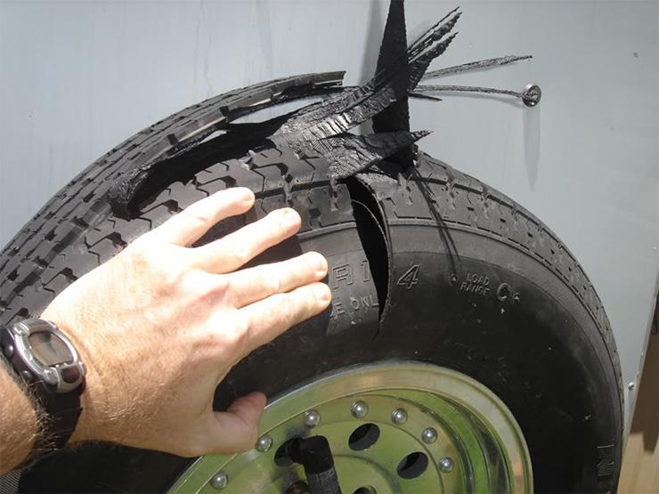 تحذير من استخدام ما يعرف بـ”الخابور” لسد الثقوب التي تلحق بالإطارات