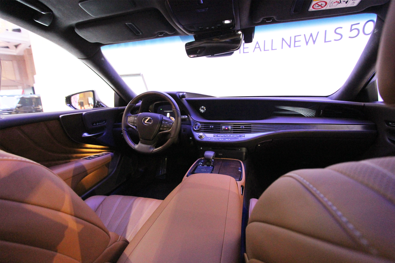 لكزس LS 500 تبهر عشاق الفخامة في معرض السيارات الفاخرة في الرياض لكزس LS 500 تبهر عشاق الفخامة في معرض السيارات الفاخرة في الرياض 19