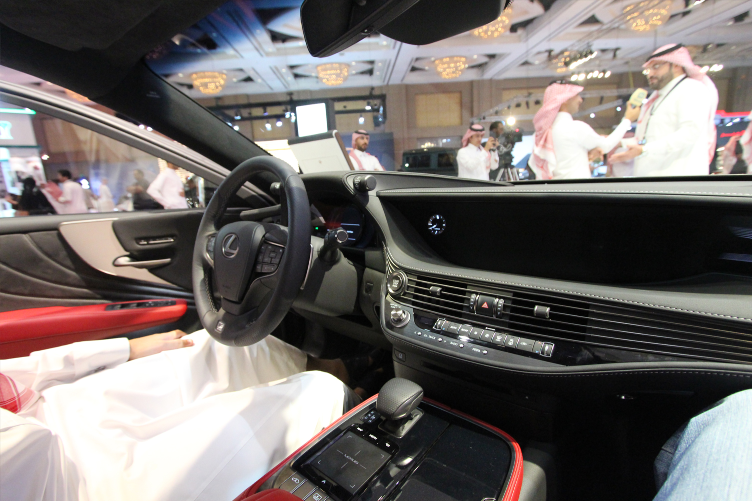 لكزس LS 500 تبهر عشاق الفخامة في معرض السيارات الفاخرة في الرياض لكزس LS 500 تبهر عشاق الفخامة في معرض السيارات الفاخرة في الرياض 20