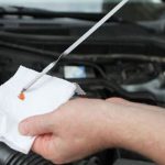 أفضل طريقة لفحص زيت السيارة 2