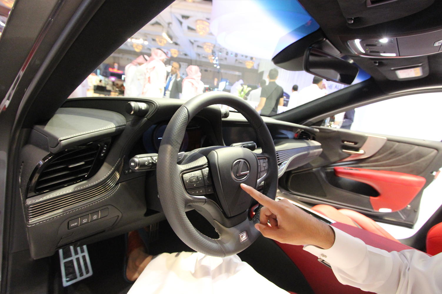 لكزس LS 500 تبهر عشاق الفخامة في معرض السيارات الفاخرة في الرياض لكزس LS 500 تبهر عشاق الفخامة في معرض السيارات الفاخرة في الرياض 7